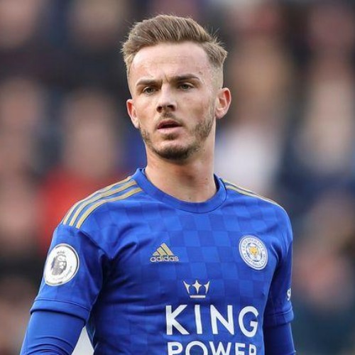 罗马因进攻乏力计划引中锋以提升欧冠竞争力。（进攻乏力，罗马拟引进中锋增强欧冠竞争力）