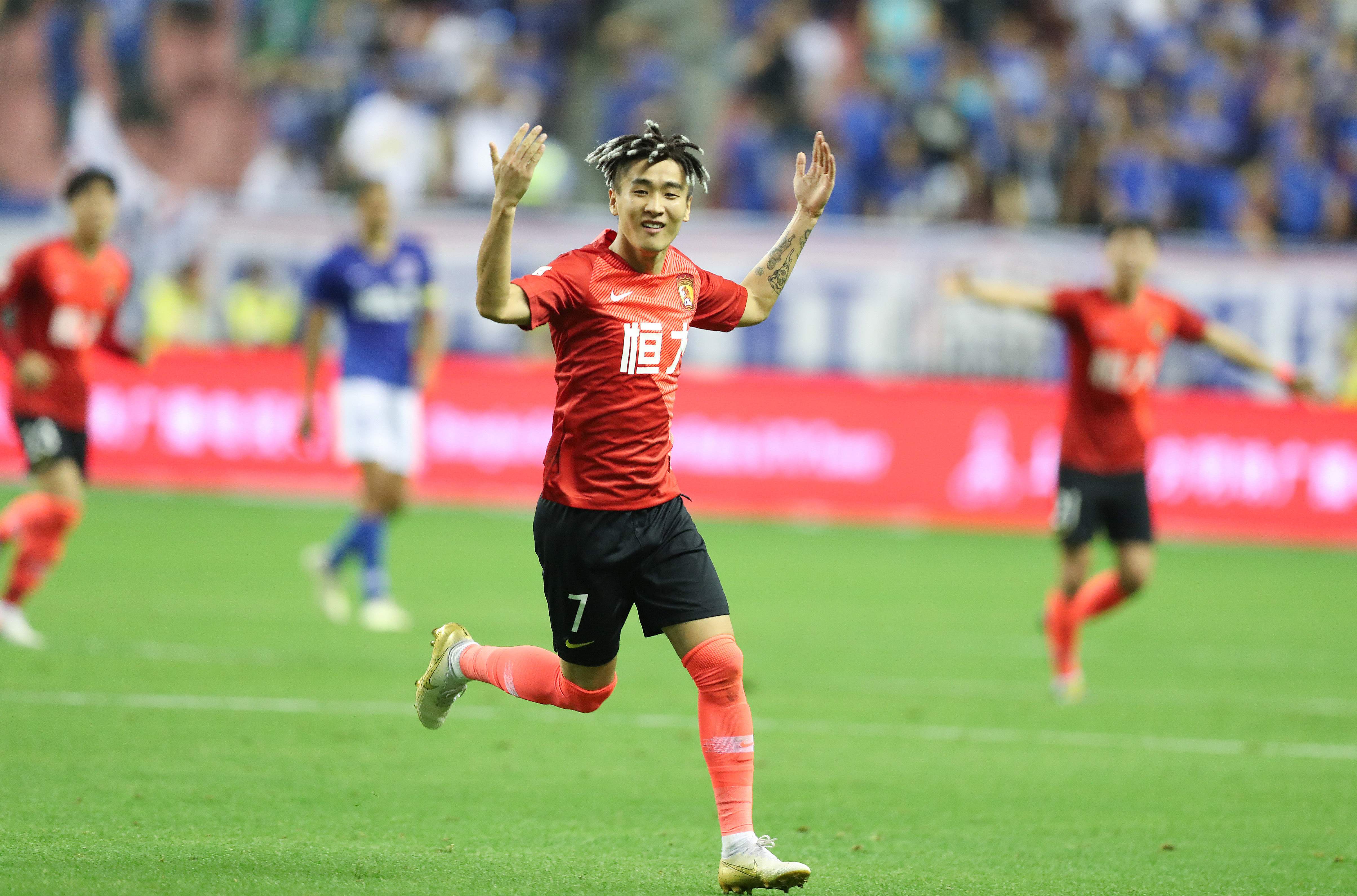 拜仁莱万多夫斯基关键进球锁定胜局（莱万致胜球助拜仁全取三分）