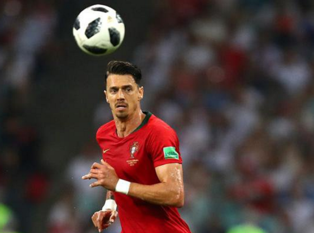 凯尔：我们在尽全力留施洛特贝克；球员有时会因各种原因离队（凯尔：全力挽留施洛特贝克；球员离队常出于多种原因）